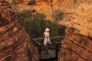 Hành trình đi bộ quanh hẻm núi Kings Úc cảm nhận sự ngoạn mục của thiên nhiên