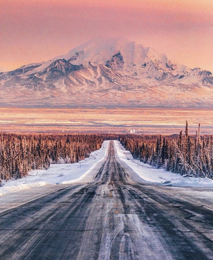Để đến Brooks Range Dãy núi Alaska, bạn có thể thuê taxi hàng không hoặc đi phượt. 