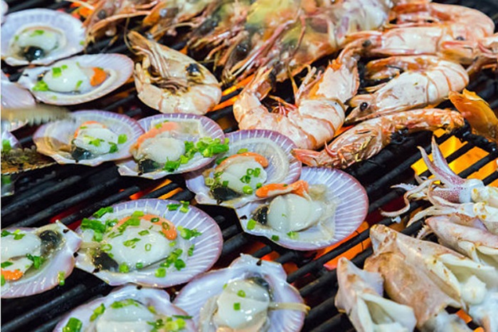 Thưởng thức các món ăn đặc trưng là hoạt động không thể bỏ lỡ ở khu du lịch Sao Biển