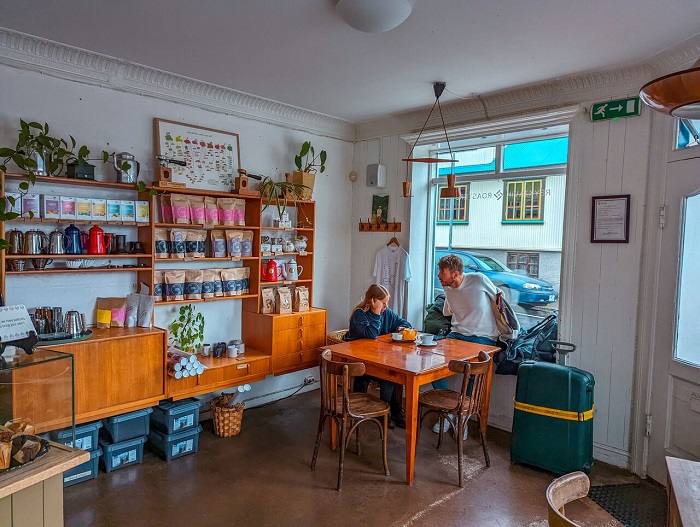 du lịch Reykjavik - Quán cà phê được trang tríấm cúng