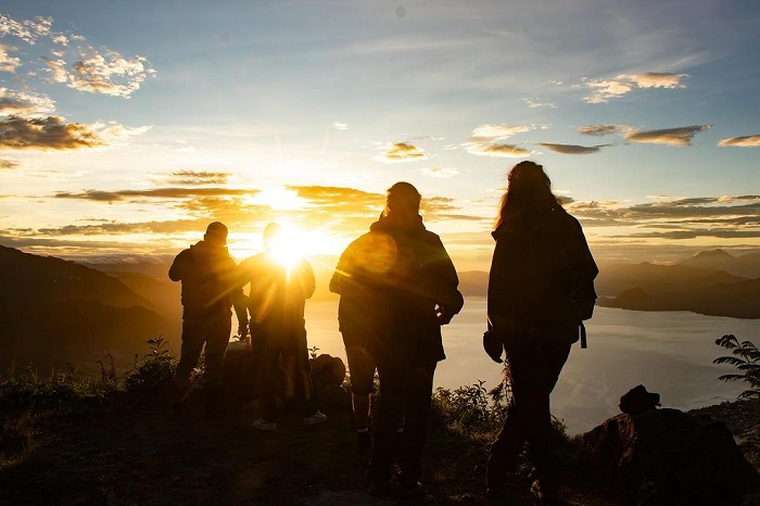 Hồ Atitlan là một trong những địa điểm ngắm bình minh đẹp nhất thế giới thu hút du khách
