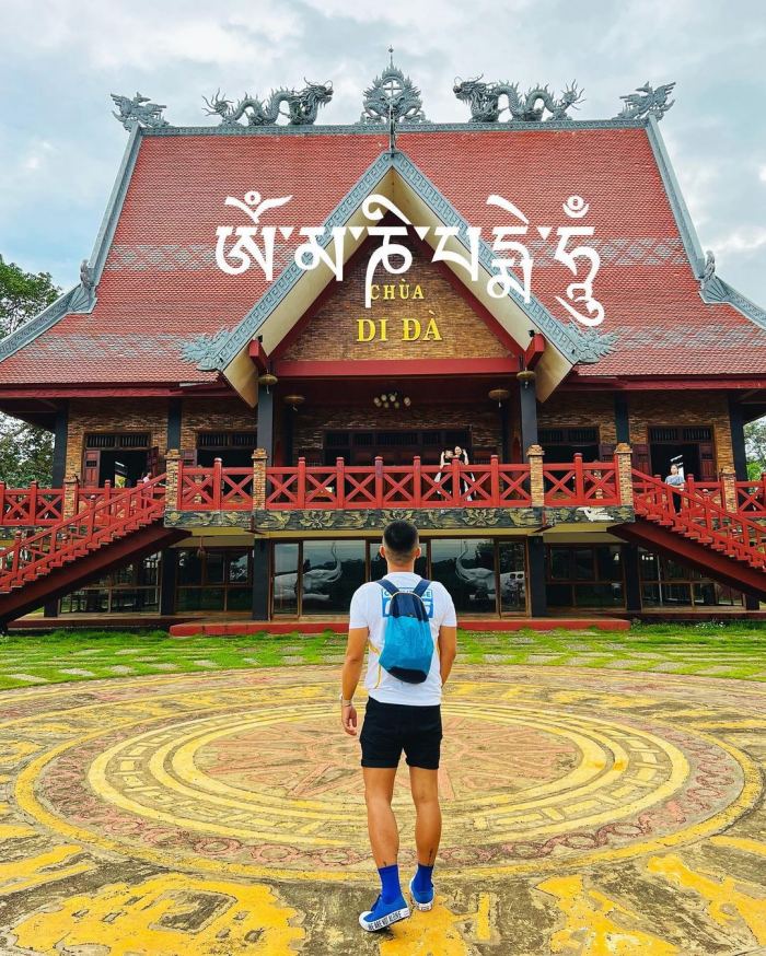 Chùa Di Đà  gần đồi chè Phước lạc. 