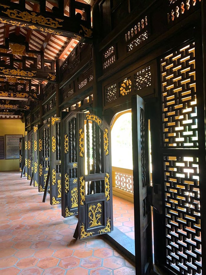 di tích lăng Hoàng Gia Tiền Giang - Hàng cửa in dấu