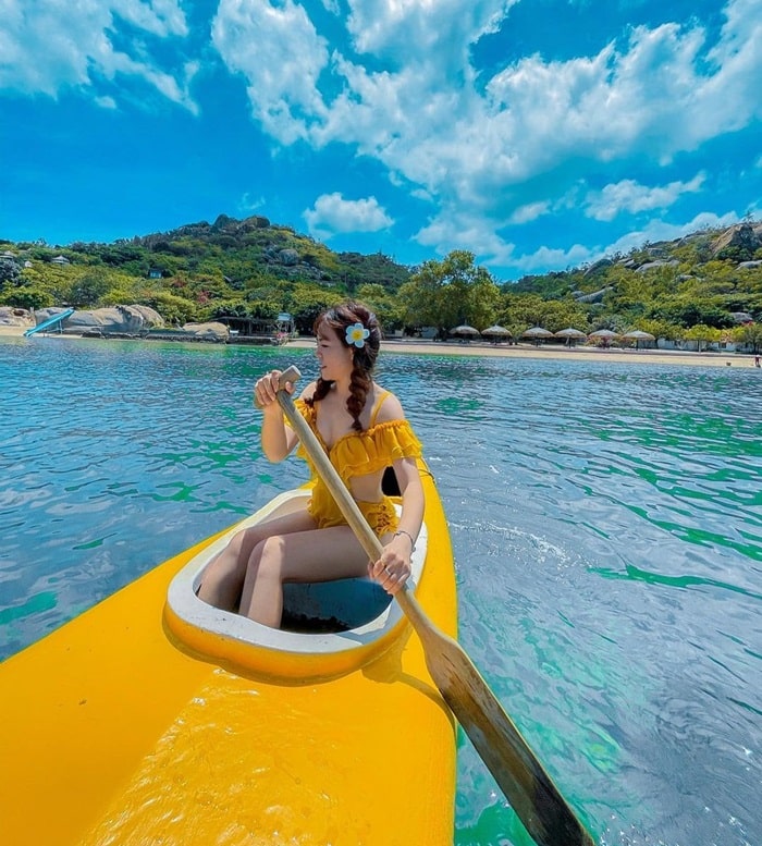 Chèo thuyền là hoạt động không thể bỏ lỡ ở khu du lịch Sao Biển