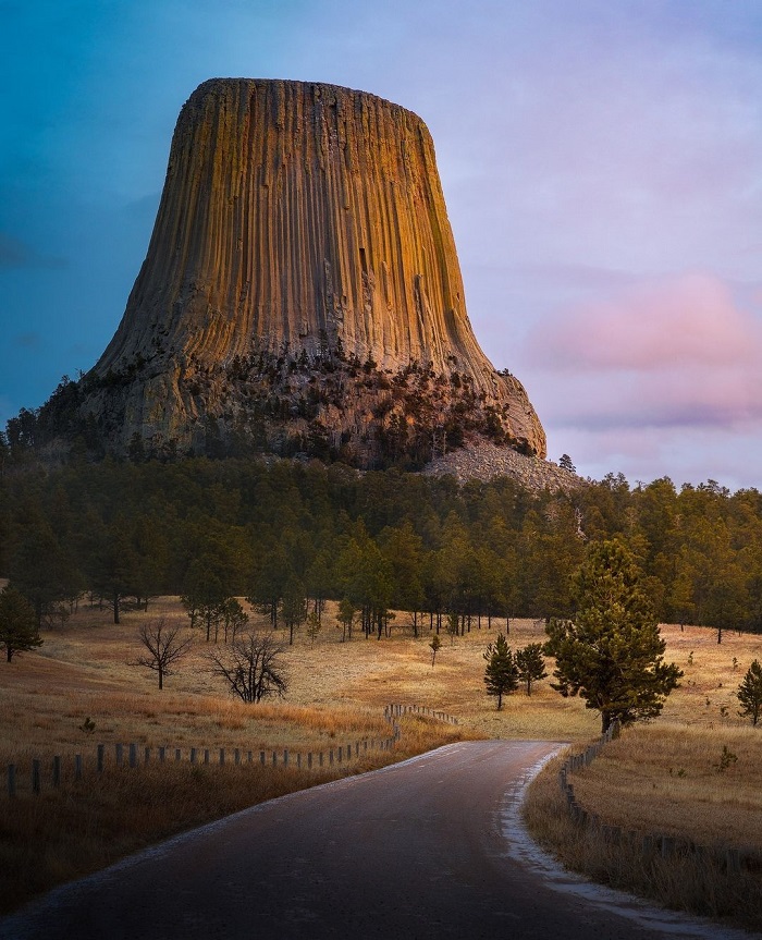Devils Tower là một trong những núi đá nguyên khối nổi tiếng thế giới mang vẻ đẹp kì bí