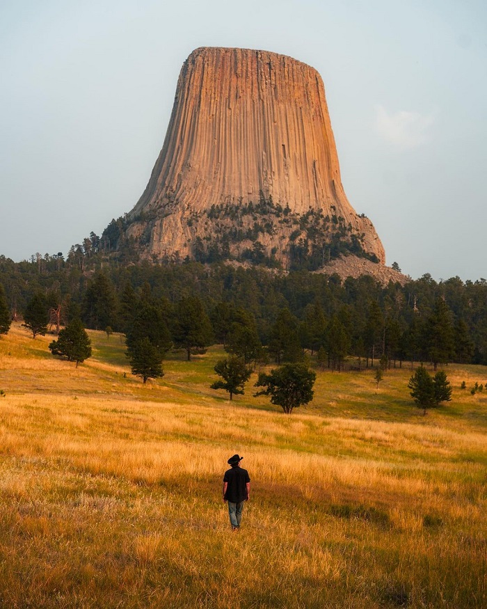 Devils Tower là một trong những núi đá nguyên khối nổi tiếng thế giới thu hút nhiều du khách đến khám phá
