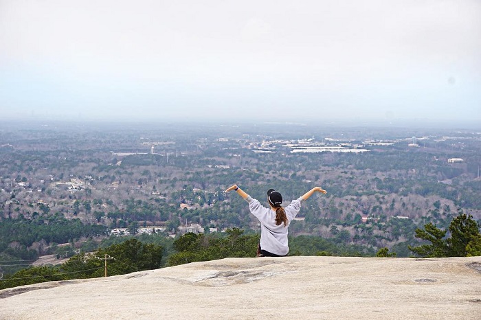 Stone Mountain là một trong những núi đá nguyên khối nổi tiếng thế giới cũng nằm ở Mỹ