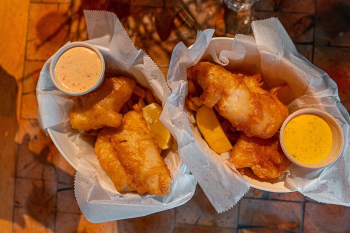 du lịch Reykjavik - Một nhà hàng ở Reykjavik có món cá và khoai tây chiên