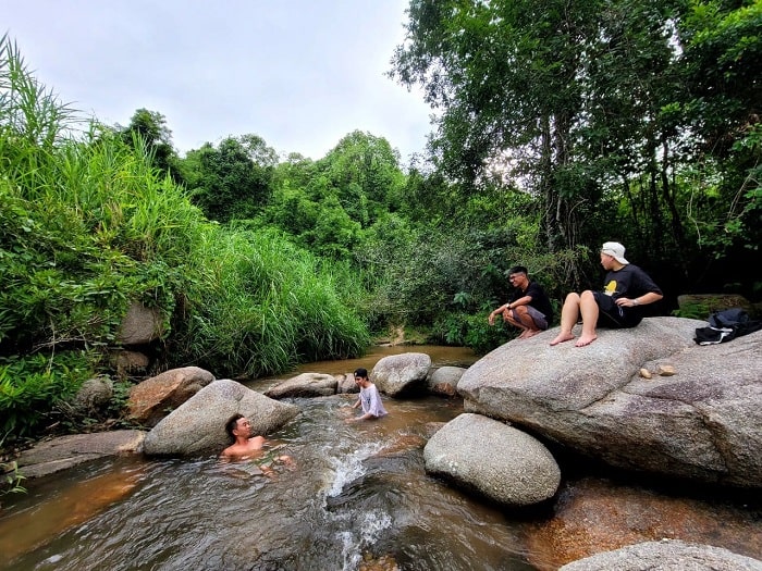 Tắm suối khoáng là hoạt động không thể bỏ lỡ tại Làng Nhỏ - Hồ Láng Nhớt