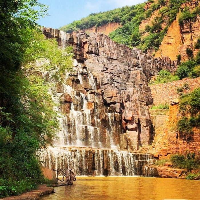 Dòng suối và thác nước trong vắt là điều làm nên vẻ đẹp của thung lũng Longtan