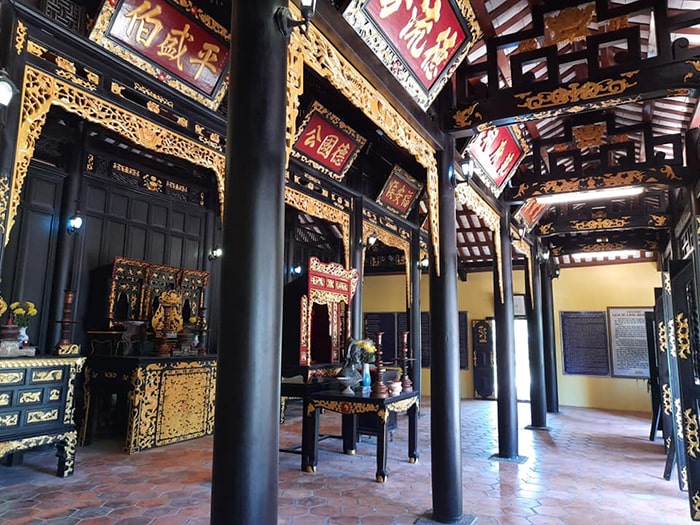 di tích lăng Hoàng Gia Tiền Giang - Trong nhà thờ