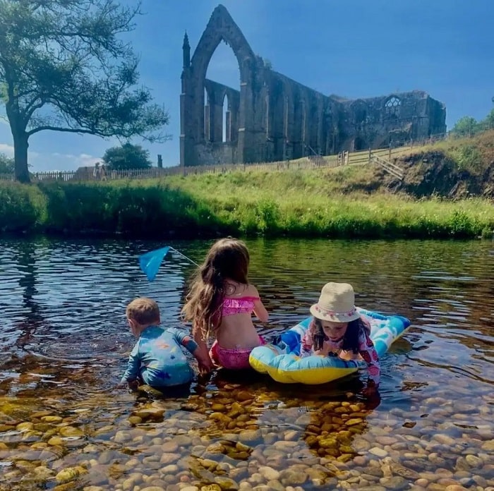 Dã ngoại tại khu đất BOLTON ABBEY là điều cần làm ở công viên quốc gia Yorkshire Dales 