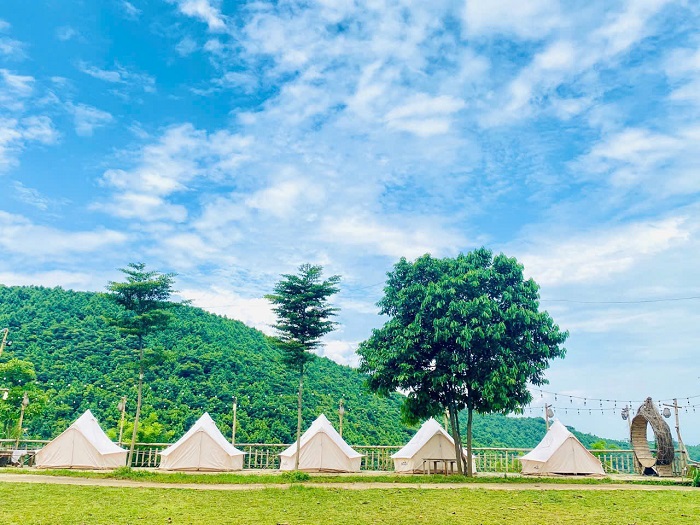 Cỏ Lau Village là khu glamping đẹp ở Lào Cai thuộc huyện Bảo Thắng