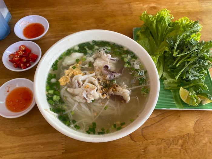 món ăn sáng ngon ở Phú Quốc hủ tiếu mực