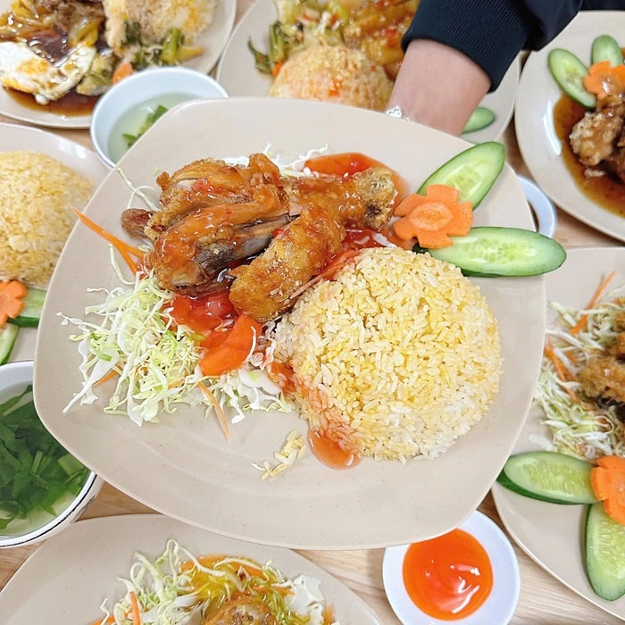 quán ăn tối ngon ở Hải Phòng - Cơm gà xối mỡ Cô Út