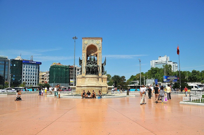 Quảng trường Taksim là điểm tham quan gần bảo tàng Ataturk