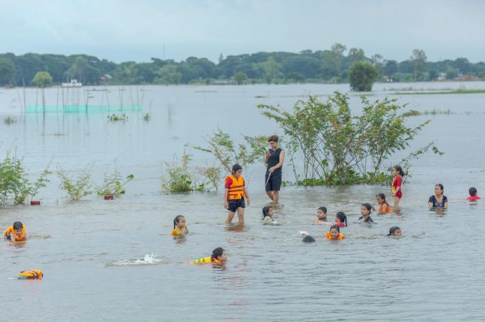 mùa nước nổi ở Đồng Tháp tắm đồng 