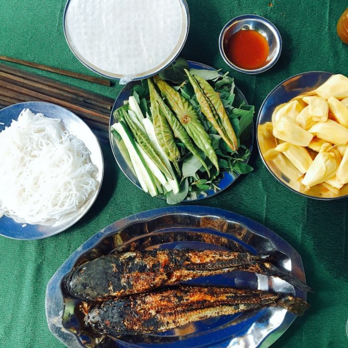 mùa nước nổi ở Đồng Tháp cá lóc nướng trui