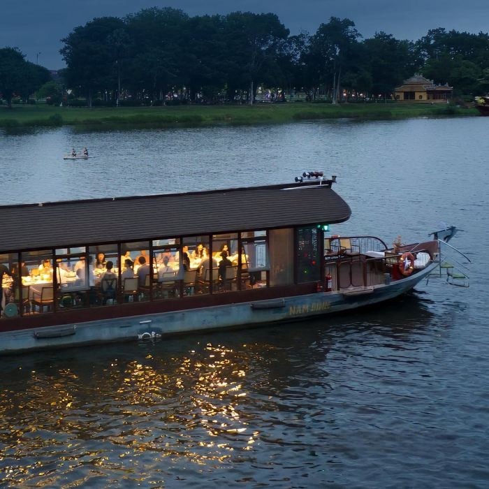 du thuyền nhà hàng ở Huế Moon River Cruises du thuyền nhà hàng ở Huế Moon River Cruises