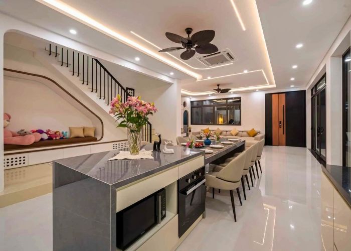 Khu bếp tại Hanami Villa Đà Nẵng được thiết kế linh hoạt cho mọi nhu cầu ẩm thực