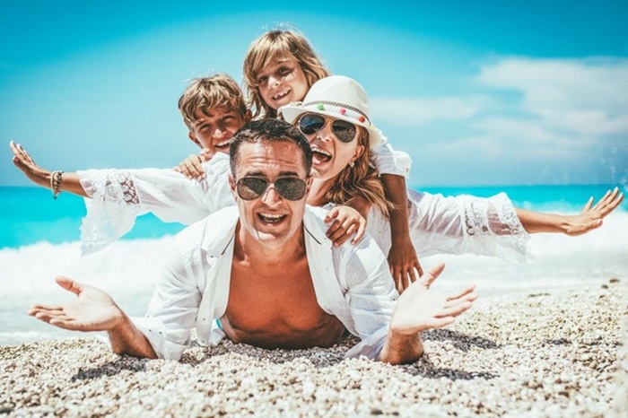 Dáng chụp ảnh đẹp ở biển cùng gia đình là tạo hình tháp ngộ nghĩnh - Ảnh: Lifestyle - Znews