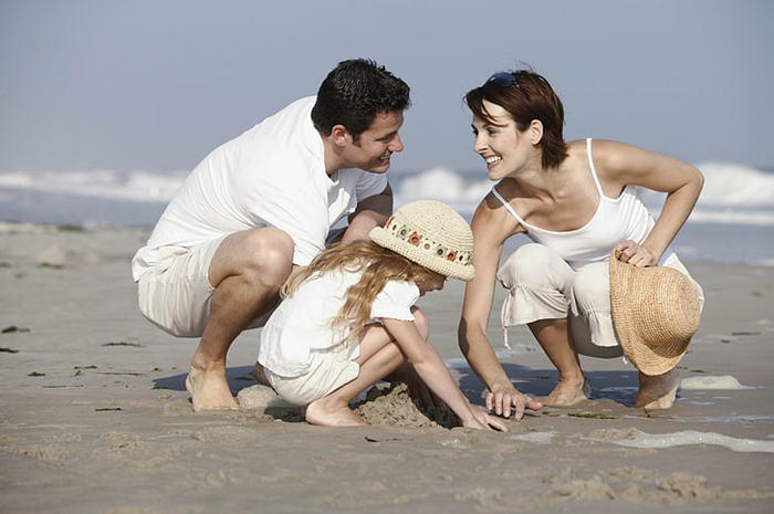 Kết hợp thêm mũ để kiểu dáng chụp ảnh đẹp ở biển cùng gia đình thêm phần ấn tượng - Ảnh: Sportslink