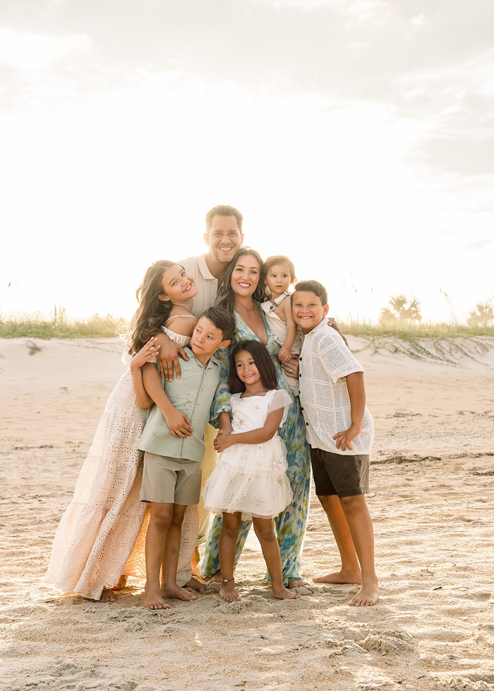 Bắt trọn mọi khoảnh khắc đáng yêu cùng gia đình trên bãi cát biển - Ảnh: Ryaphotos