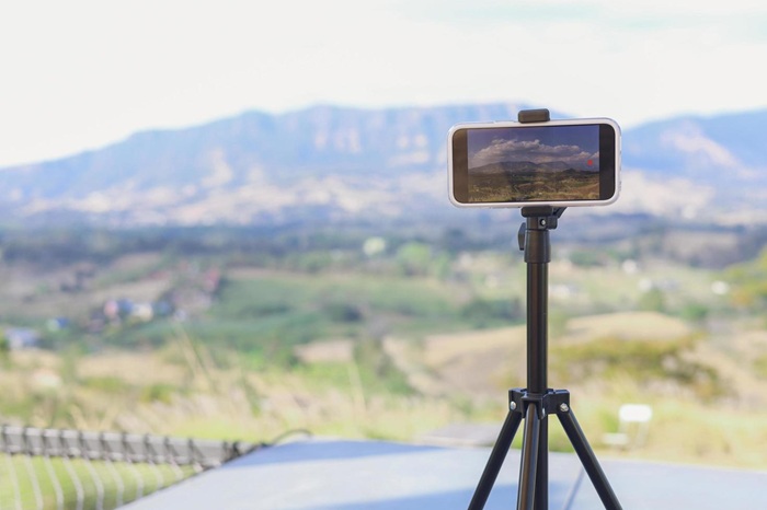 Bạn mang theo tripod để dễ dàng chụp ảnh gia đình - Ảnh: Vecteezy
