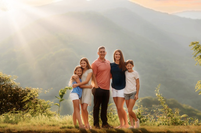 Chụp ảnh trên núi lúc bình minh dễ cho shoot hình đẹp - Ảnh: Asheville NC family photographer