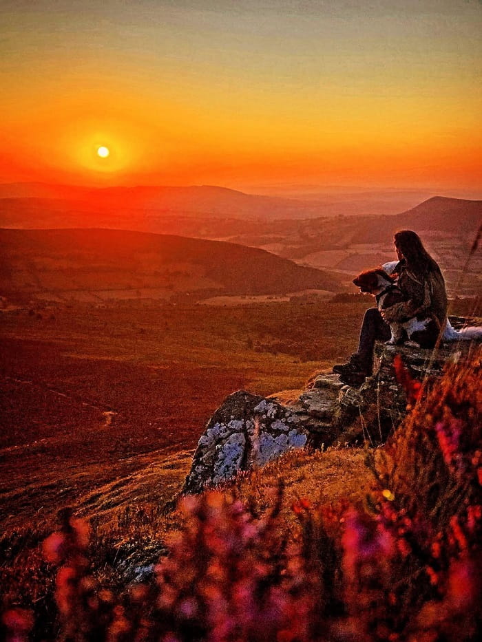 Hoàng hôn ở dãy núi Sugarloaf Brazil