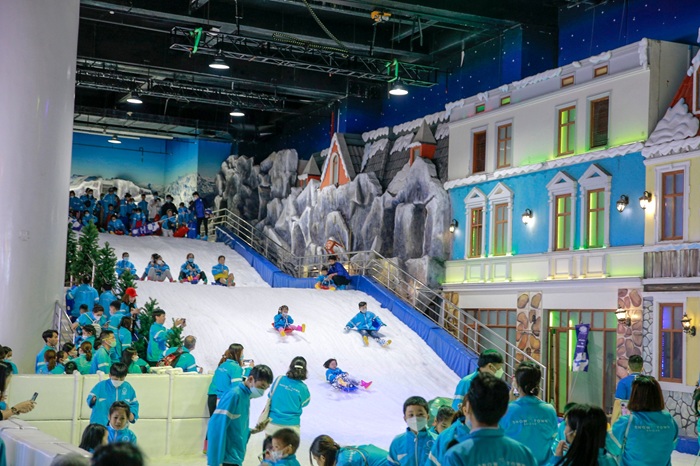 Ở SnowTown, các bạn nhỏ thỏa thích trượt tuyết - Ảnh: Báo Tuổi Trẻ