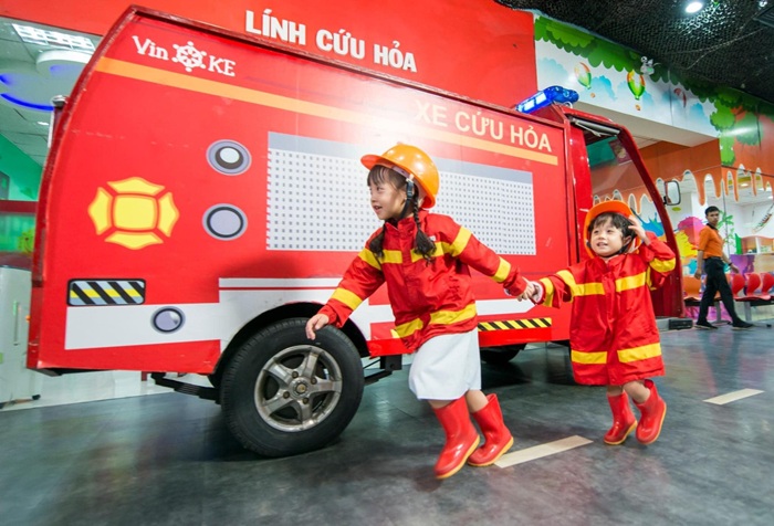 Các bạn nhỏ hóa thân thành chú cứu hỏa tại khu vui chơi giải trí VinKE - Ảnh: VNPAY