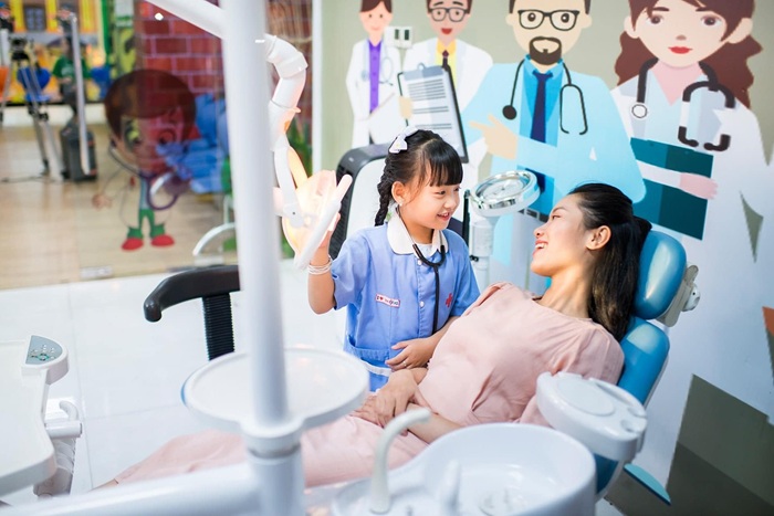 Em nhỏ hóa thân thành bác sĩ chữa bệnh cho bệnh nhân tại điểm vui chơi - Ảnh: VNPAY