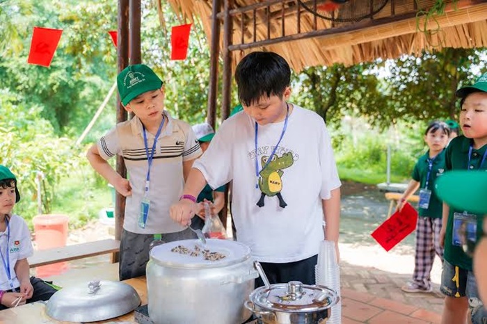 Các bạn nhỏ tỏ ra thích thú khi tự tay làm bánh cuốn - Ảnh: Detrangfarm