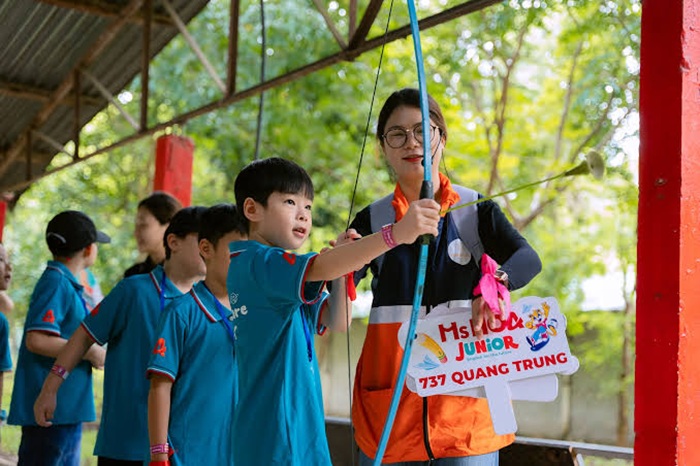 Bộ môn bắn cung cũng được các bạn nhỏ tỏ ra hào hứng ở Detrang Farm - Ảnh:Detrangfarm