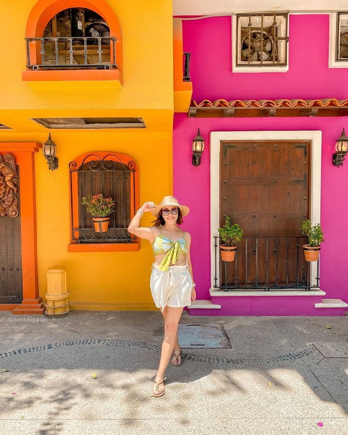 Khám phá khu phố cổ Zona Romantica là điều nên làm khi tới thành phố Puerto Vallarta Mexico