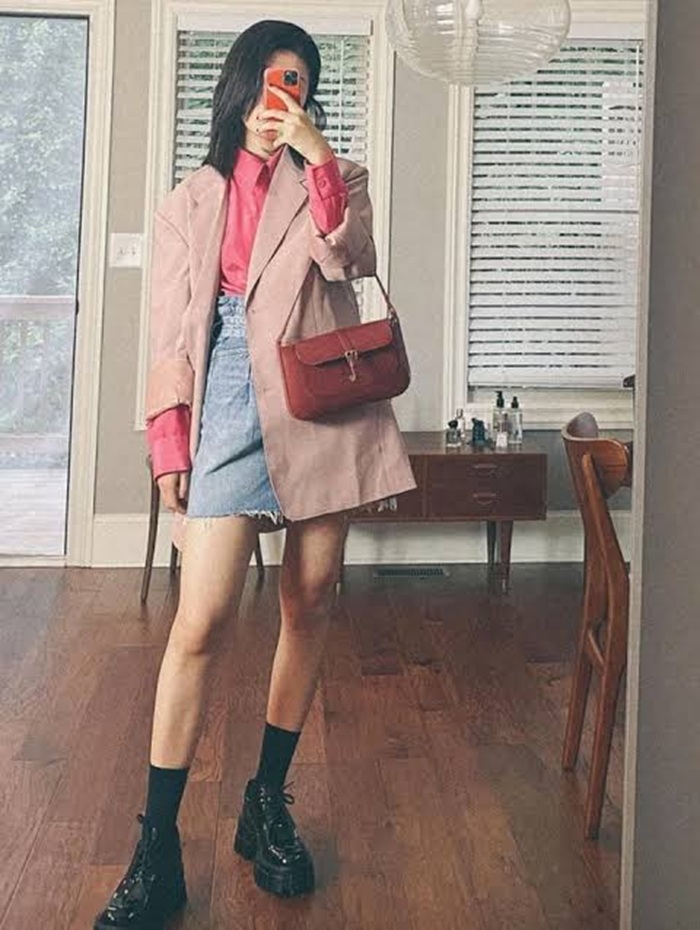 Đi Mộc Châu mùa xuân kết hợp chân váy với áo blazer rất lý tưởng - Ảnh: VTC News