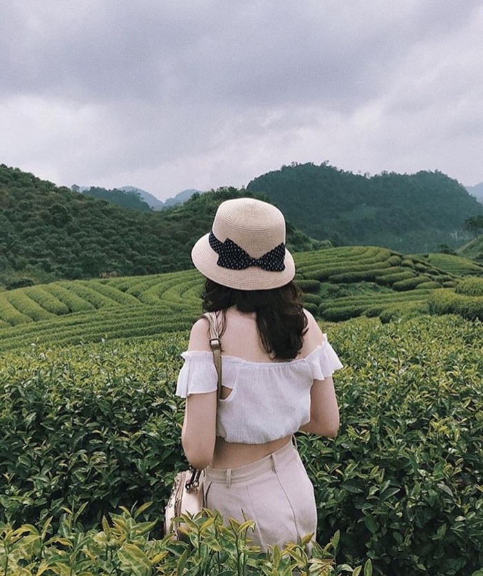 Diện váy trễ vai cùng với chân váy khi đi Mộc Châu vào mùa hè - Ảnh: Vietnam Booking