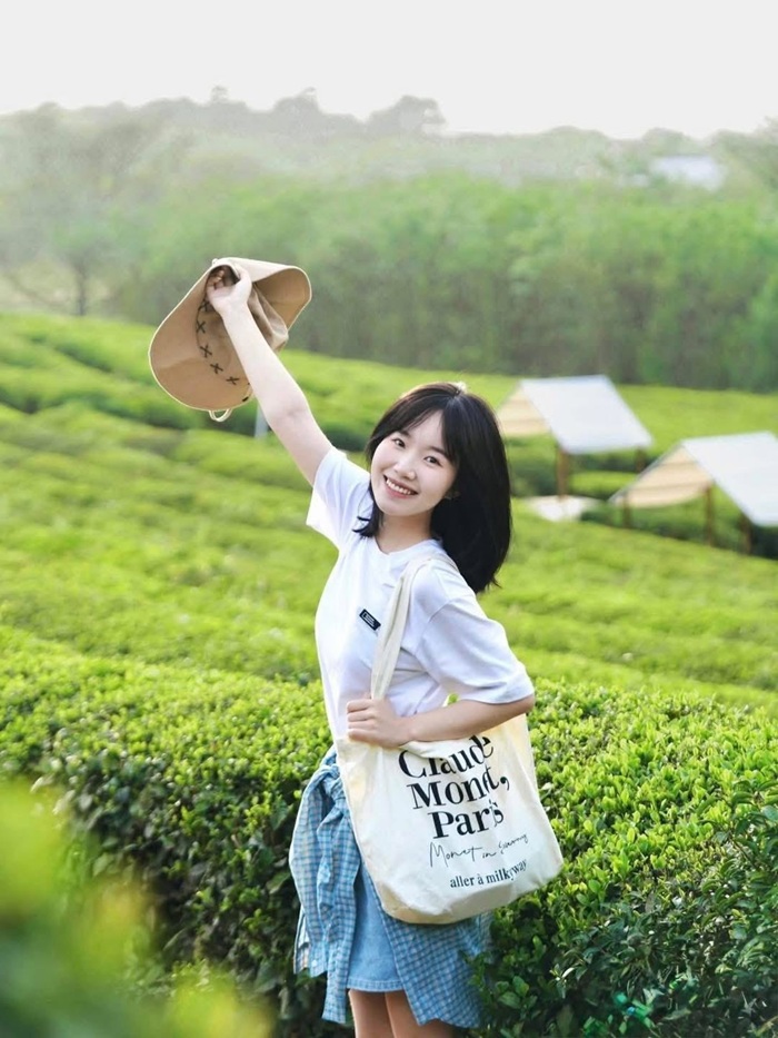 Khám phá Mộc Châu mùa hè rất thoải mái khi diện áo phông và chân váy ngắn - Ảnh: Vitamins Tours & Event