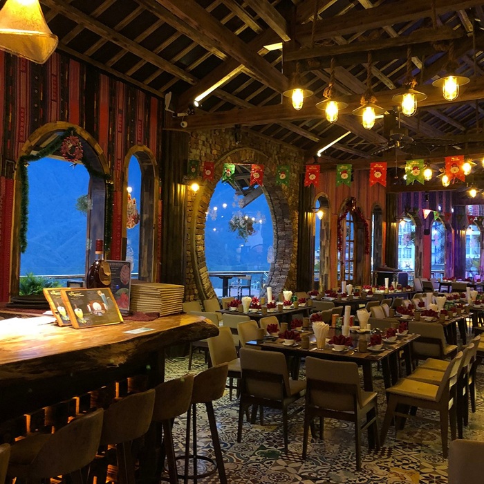 Sa Pa Sky View Restaurant & Bar kết hợp ẩm thực và bar ấm cúng - Ảnh: Tripadvisor