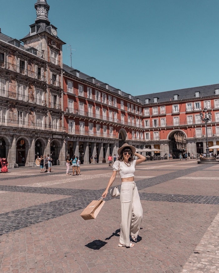 Quảng trường Plaza De Mayo là điểm tham quan gần đại lộ Corrientes Argentina 
