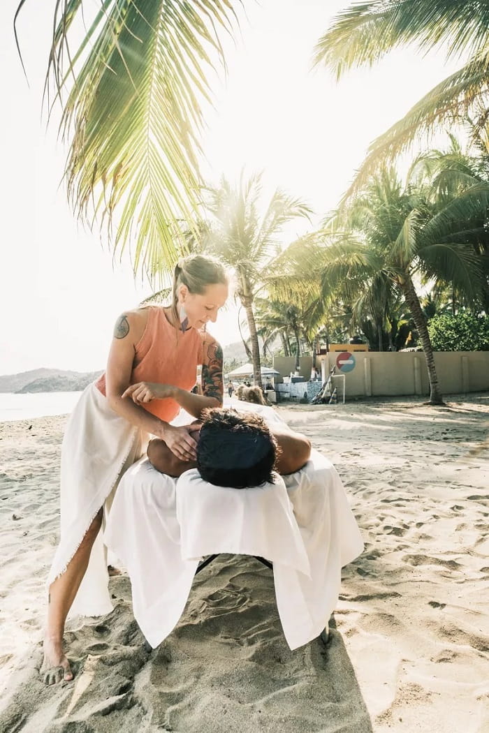 Tận hưởng dịch vụ mát-xa trên bãi biển là điều nên làm ở thị trấn Sayulita Mexico 