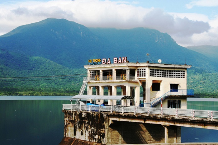 Hồ Đá Bàn – điểm đến yêu thích của dân phượt miền Trung
