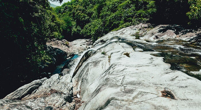 Nao lòng trước vẻ đẹp kỳ vĩ của thác hố Giang Thơm Quảng Nam