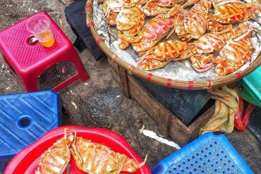 Gánh ghẹ luộc hấp dẫn chợ Đồng Xuân, ăn là muốn 'nghiện'