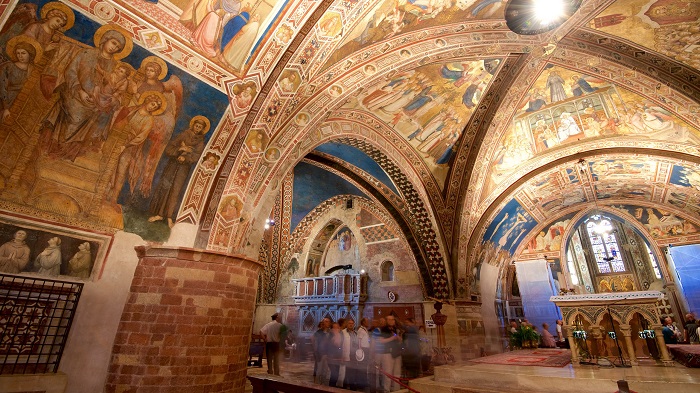 Bên trong Vương cung thánh đường Thánh Phanxicô Vương cung thánh đường - một địa điểm du lịch Assisi