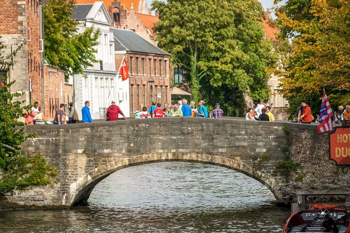 Một cây cầu nối hai bên bờ của kênh đào Bruges