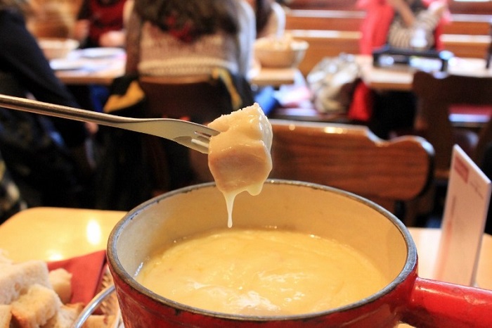 Khám phá ẩm thực Zurich Thụy Sĩ - món fondue