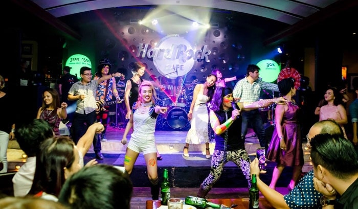 Hard Rock Cafe - quán cà phê trang trí halloween ở Sài Gòn