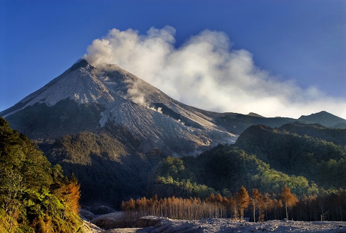 Núi Krakatoa - một trong những ngọn núi lửa đẹp nhất ở Indonesia